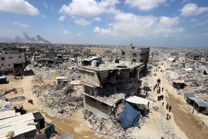 July 30, 2024, Khan Younis, Gaza Strip, Palestinian Territory: Palestinians make their way as they return to the eastern side of Khan Younis after Israeli forces pulled out from the area following a raid, amid the Israel-Hamas conflict, in Khan Younis, in