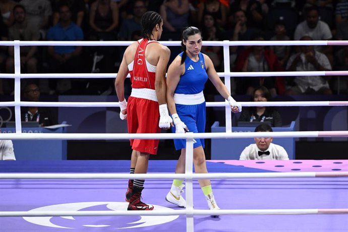 01 August 2024, France, Paris: Algeria's Imane Khelif (Red) and Italy's Angela Carini leave after their women's 66kg preliminaries round of 16 boxing match during the Paris 2024 Olympic Games at the North Paris Arena. Photo: Joel Carrett/AAP/dpa