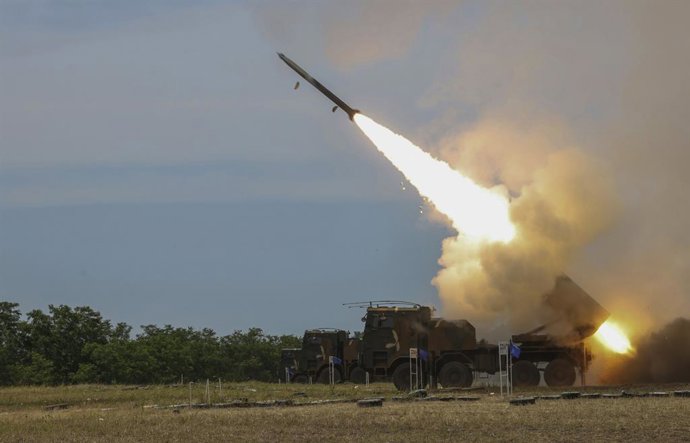 Archivo - June 25, 2024, Seoul, SOUTH KOREA: June 25, 2024-Seoul, South Korea-ROK Army MLRS Chunmoo(K-239) launched during a live fire drill at Woongcheon live fire range in Boryeong, South Korea. The military conducted live-fire drills of homegrown Chu
