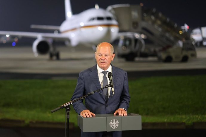 El canciller alemán, Olaf Scholz, en una conferencia de prensa en el aeropuerto de colonia/Bonn, tras reunirse con los alemanes liberados en el marco del acuerdo entre Rusia y Occidente