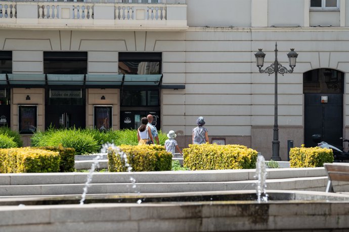 Archivo - Vista de varios chorros de agua de una fuente en Badajoz