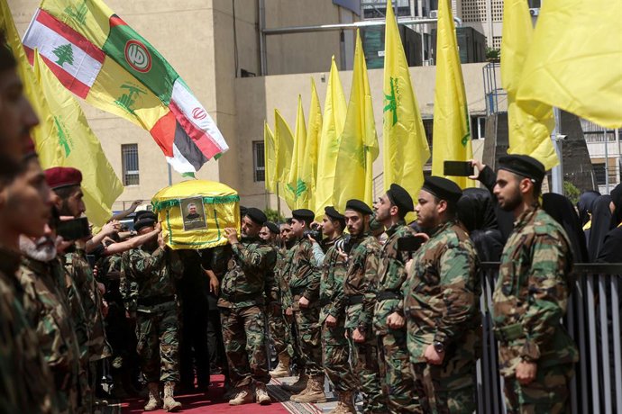 Archivo - June 12, 2024, Beirut, Beirut, Lebanon: Pro-Iranian Hezbollah militants carry the coffin of Taleb Abdallah, a senior Hezbollah commander, who was assassinated in an overnight Israeli air strike in south Lebanon, during his funeral procession i