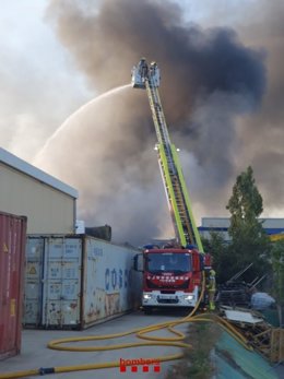 Incendi en una empresa que fabrica plàstics a Polinyà (Barcelona)