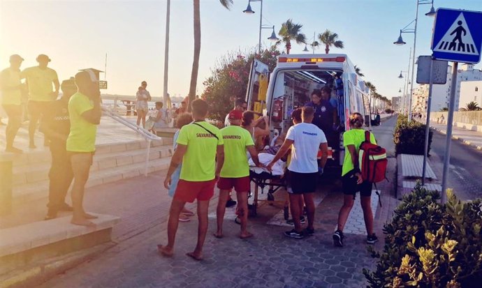 Fallecido en El Puerto de Santa María (Cádiz) un hombre de 66 años por una parada cardíaca en la playa de Valdelagrana