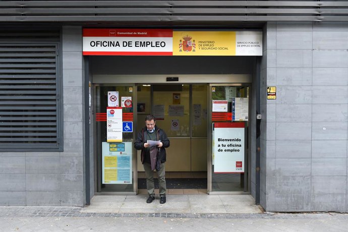 Archivo - Una persona sale de una oficina del paro del Paseo de Acacias, a 3 de noviembre de 2023, en Madrid (España). El paro registrado en las oficinas de los servicios públicos de empleo subió en 36.936 personas en octubre en relación al mes anterior