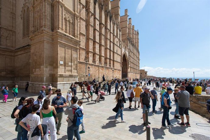 Archivo - Varios turistas en las inmediaciones de la catedral de Palma de Mallorca, a 16 de abril de 2024, en Palma de Mallorca, Mallorca, Baleares (España).