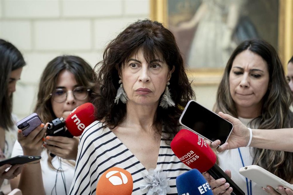 La ministra de Igualdad, Ana Redondo, atiende a medios a su llegada a reunirse con el Fiscal General del Estado, en la sede de la Fiscalía General del Estado, a 24 de julio de 2024, en Madrid (España). La ministra de Igualdad ha anunciado que un renovad