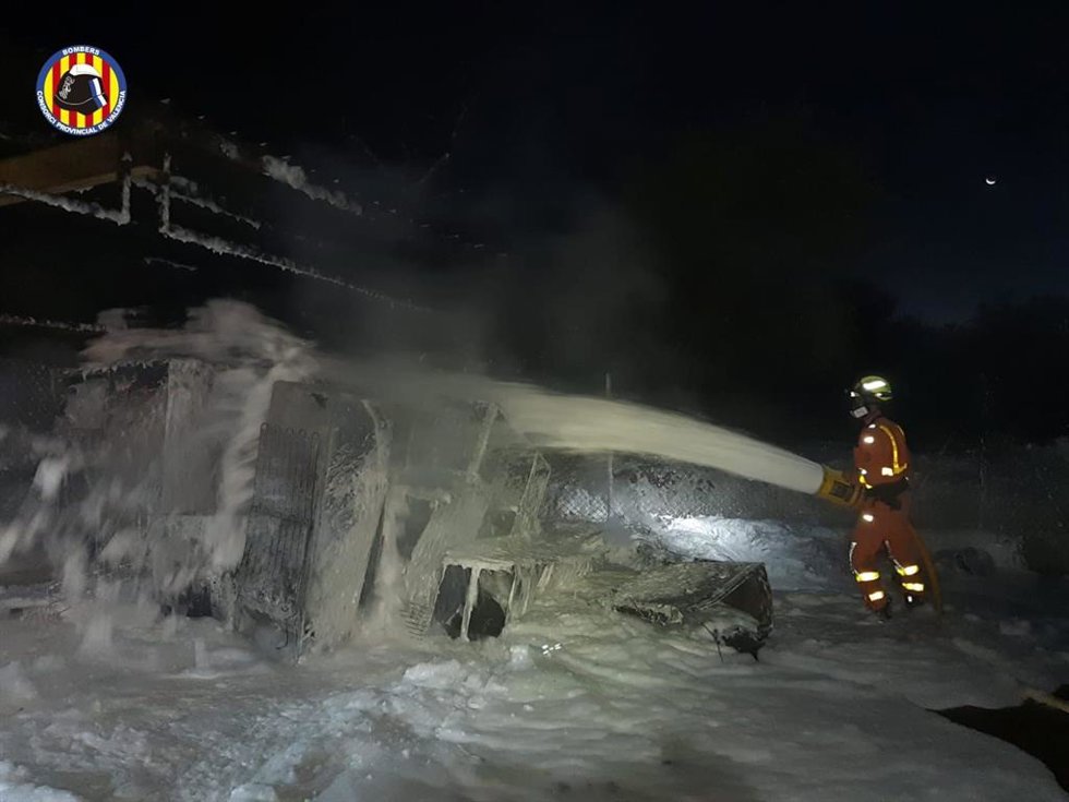Bomberos sofocan el fuego en la nave industrial