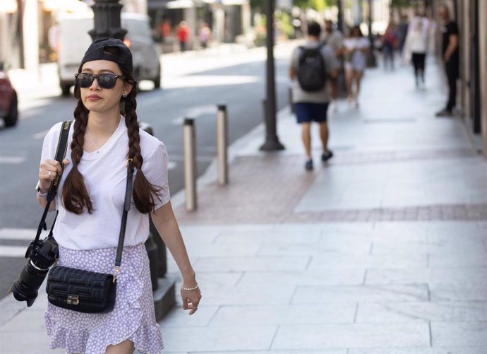 Archivo - Una turista camina por una de las calles de Madrid, a 4 de junio de 2024, en Madrid (España).