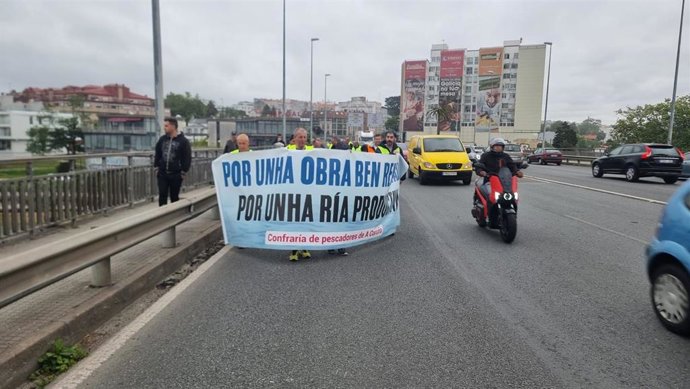 Mariscadores y mariscadoras de la ría de O Burgo, en una nueva protesta, con corte de tráfico en el puente de A Pasaxe, en los accesos de A Coruña