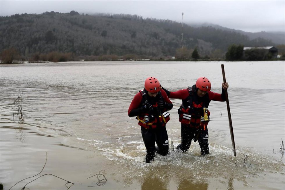 Archivo - ARAUCO, June 15, 2024  -- Members of a rescue team wade through the overflowing Pichilo River in Arauco, Biobio region, Chile, June 13, 2024. Chile on Thursday declared a swath of the country, including the capital, a disaster zone after a sto