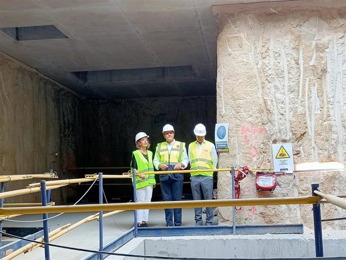 El consejero de Vivienda, Transportes e Infraestructuras, Jorge Rodrigo, durante una visita a las obras de mejora de la accesibilidad en la estación de Avenida de América