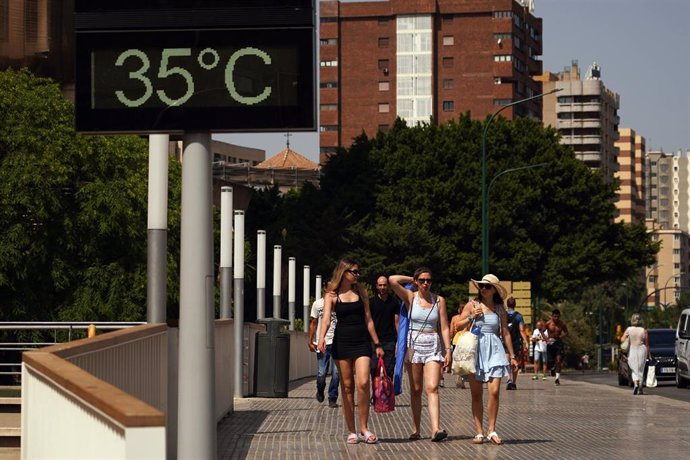 Varias personas se resguardan del calor. A 1 de agosto de 2024, en Málaga (Andalucía, España). 