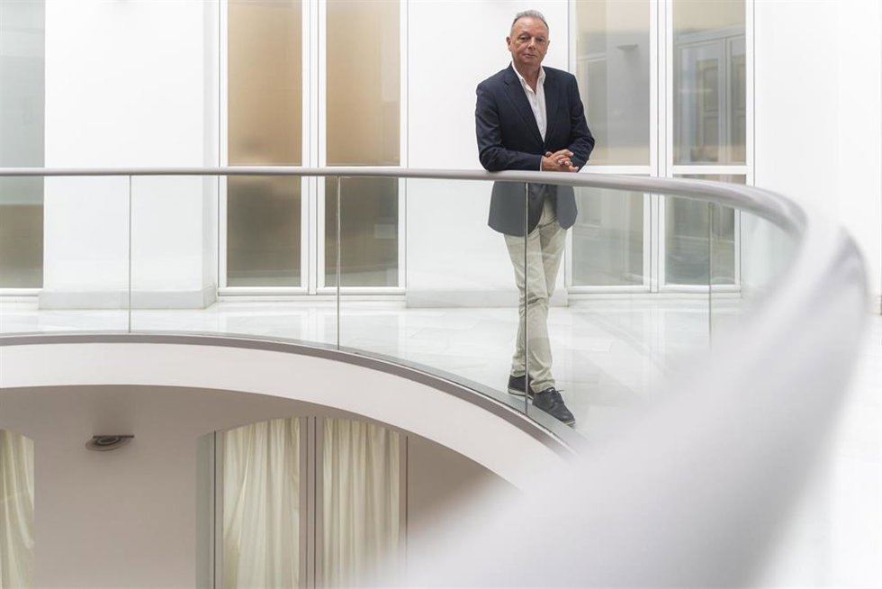 El presidente de la Confederación Empresarial de la Comunitat Valenciana (CEV), Salvador Navarro, posa para Europa Press