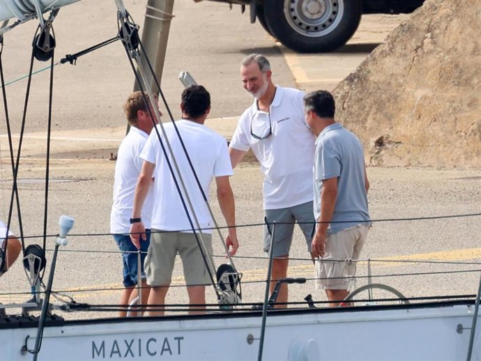 El Rey Felipe durante su visita a un catamarán en Porto Pi