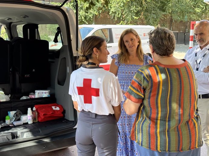 Ana Dávila durante su visita al centro de Emergencia Social de Cruz Roja en San Blas.