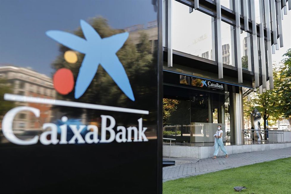 Archivo - Distintivo y logo de las oficinas de Caixabank en Madrid (España).