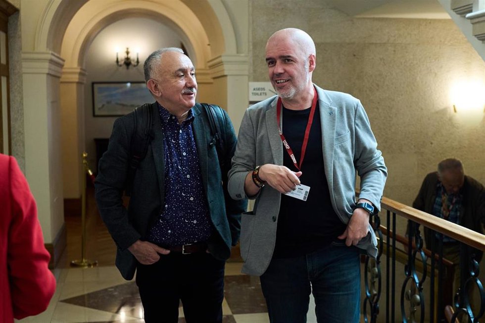 Archivo - Los secretarios generales de UGT y CCOO, Pepe Álvarez (i) y Unai Sordo (d), a su llegada a la cuarta jornada de los Cursos de Verano de 2024 de la UIMP, en el hall del Palacio de la Magdalena, a 20 de junio de 2024, en Santander, Cantabria (Es