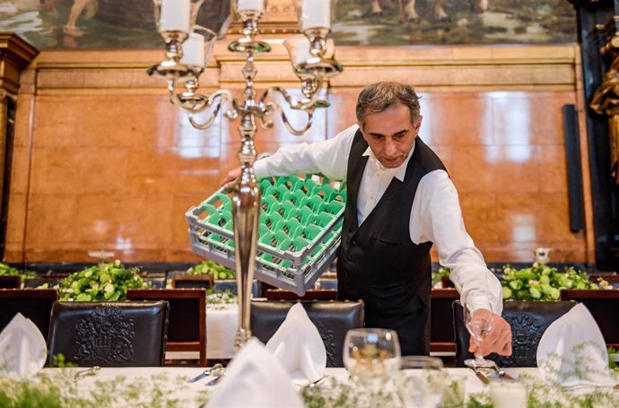 Archivo - Un trabajador prepara un salón.