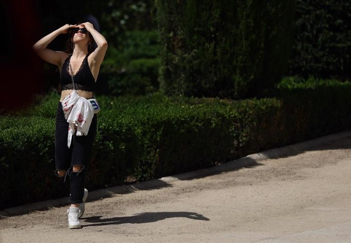 Archivo - Una mujer paseando 