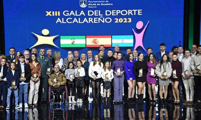 Deportistas locales en la decimotercera edición de la gala del deporte de Alcalá de Guadaíra (Sevilla) del año 2023.