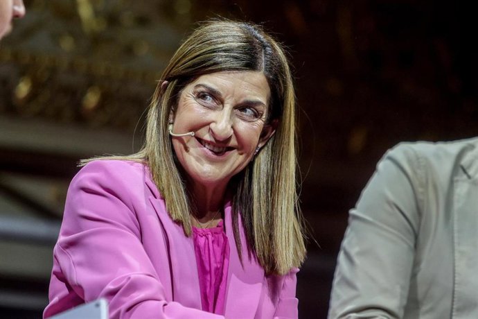 Archivo - La presidenta de Cantabria, María José Sáenz de Buruaga, durante la quinta edición del Gran Foro del Talento, en el Teatro Real, a 16 de mayo de 2024, en Madrid (España).