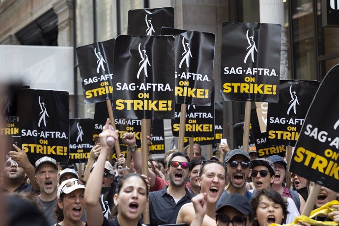 Archivo - 17 July 2023, US, New York: Striking SAG-AFTRA & Writers Guild of America members picket at Warner Brothers Discovery and Netflix Headquarters at 888 Broadway in Manhattan. Photo: Gina M Randazzo/ZUMA Press Wire/dpa