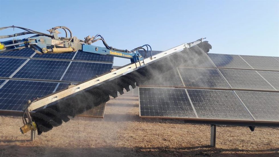 Operarios de Endesa limpiando las placas solares con agua reutilizada, en Mallorca.