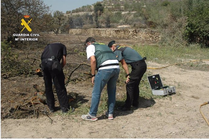 Investigados dos empleados por el incendio forestal de Benasau por imprudencia grave con una radial