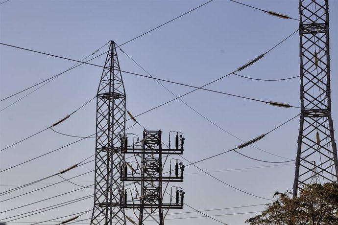 Archivo - Vista de una torre de alta tensión, a 23 de agosto de 2023, en Madrid (España). En esta cuarta ola de calor, la más prolongada en lo que va de verano, el precio de la luz se ha disparado. La cotización de la electricidad en el mercado mayorista 