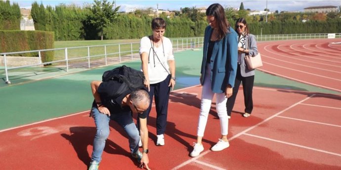 La directora general de DEporte, Cristina García, durante la visita que realizó en octubre de 2023 a la pista de atletismo del Centro Aragonés del Deporte.