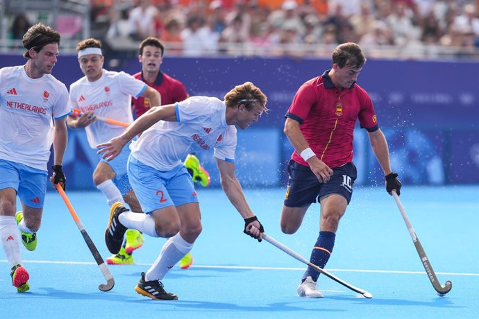 Jip Janssen of Netherlans and Jose Maria Basterra of Spain in action during Men's Pool A Hockey between Spain and Netherlans on Yves-du-Manoir Stadium - Pitch 1 during the Paris 2024 Olympics Games on August 02, 2024 in Paris, France.