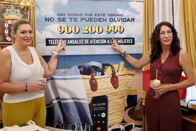 La consejera de Inclusión Social, Juventud, Familias e Igualdad, Loles Lopez (derecha), y la alcaldesa de Valverde del Camino, Syra Senra.