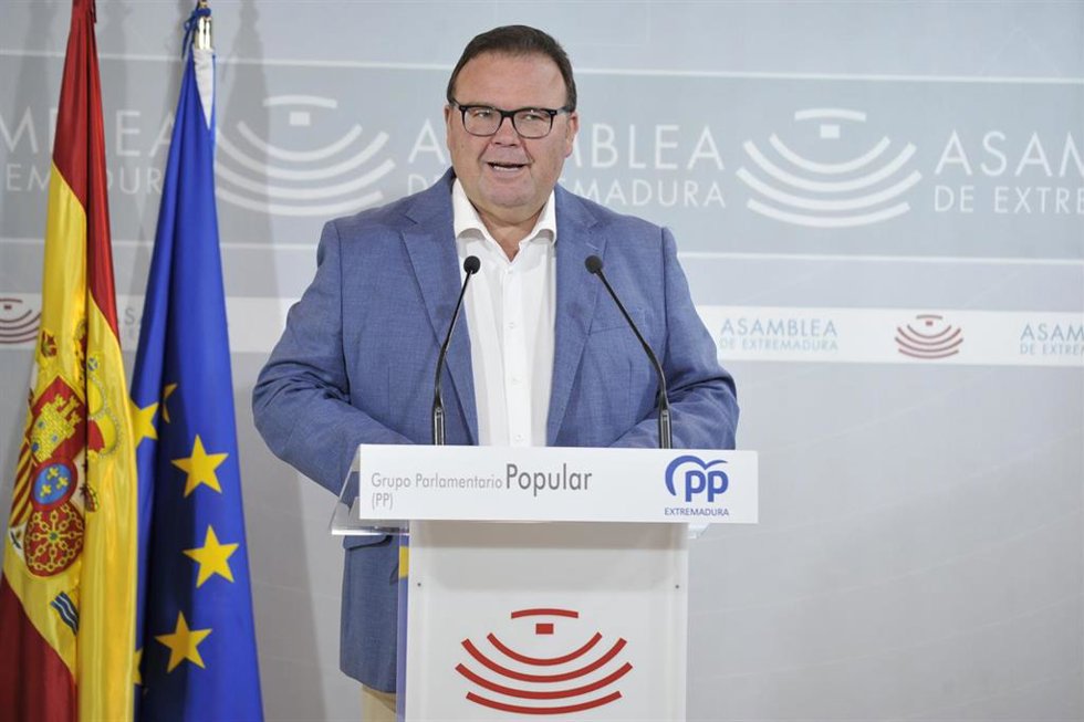 El diputado del PP en la Asamblea de Extremadura Hipólito Pacheco en rueda de prensa