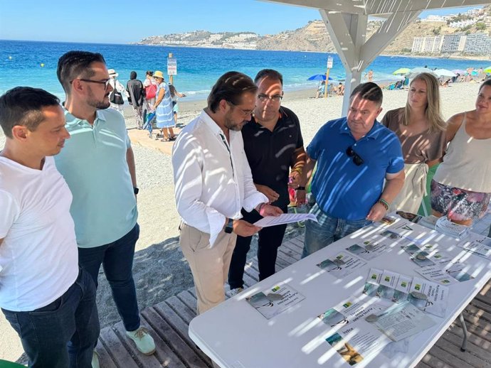 Presentación de la campaña 'Cero ahogados', con el delegado del Gobierno andaluz en Granada, Antonio Granados, y el alcalde de Almuñécar, Juanjo Ruiz Joya