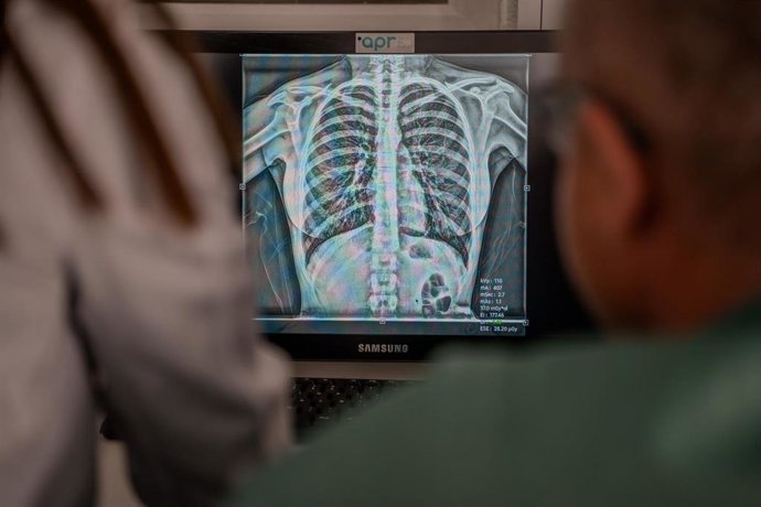 Archivo - Profesionales visionan un procedimiento hospitalario