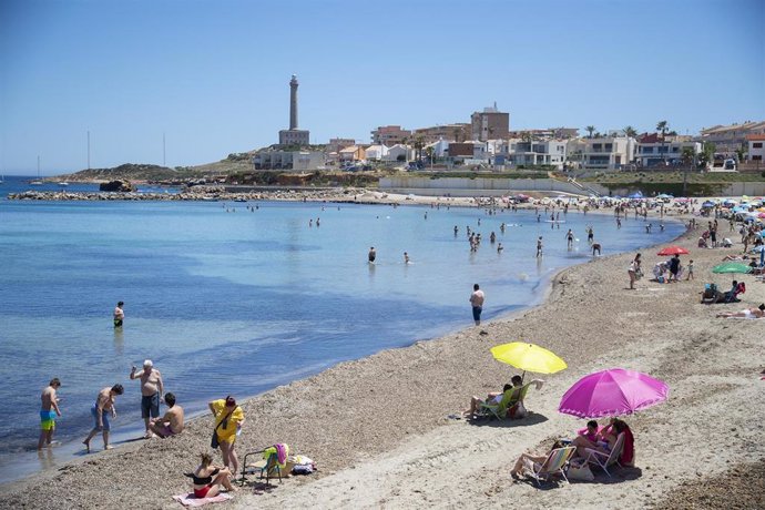 Archivo - Foto de archivo de varias personas en la Playa de Levante, en la Manga del Mar Menor