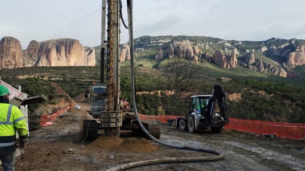 En la renovación integral de la línea Zaragoza-Huesca-Canfranc, el Ministerio ha movilizado ya, a través de Adif, una inversión de 183,4 millones de euros.