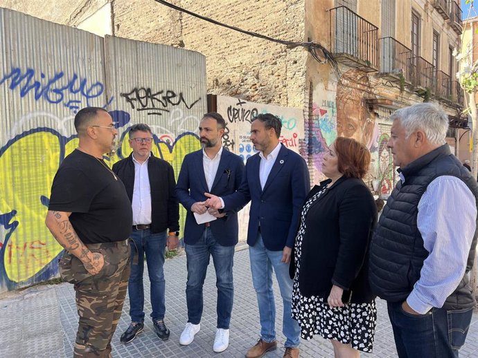 El portavoz del grupo municipal socialista, Daniel Pérez, junto con concejales del grupo municipal socialista en una imagen de archivo