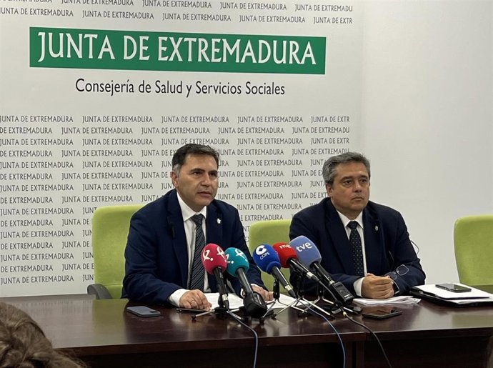 El gerente del SES, Jesús Viles, y el director general de Asistencia Sanitaria, Félix Miranda Álvarez, presentan los datos de listas de espera sanitaria.