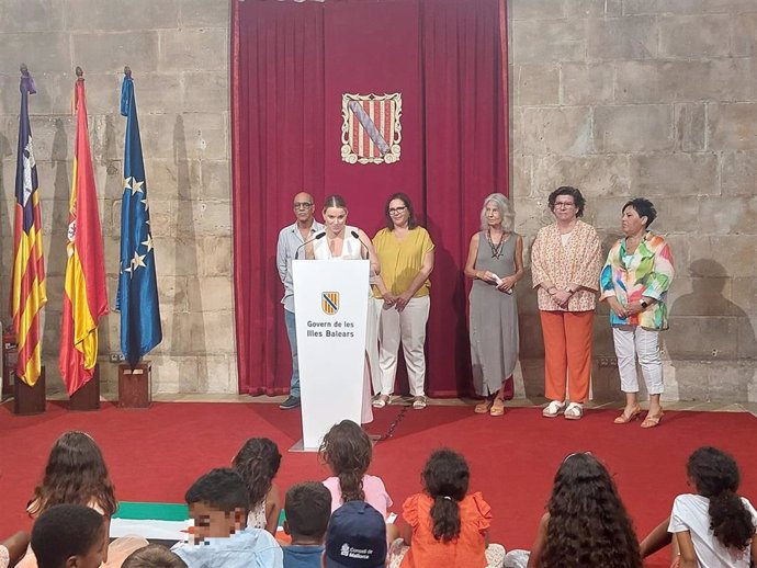 Recepción en el Consolat de Mar a los niños saharauis que participan en el programa 'Vacances en Pau'