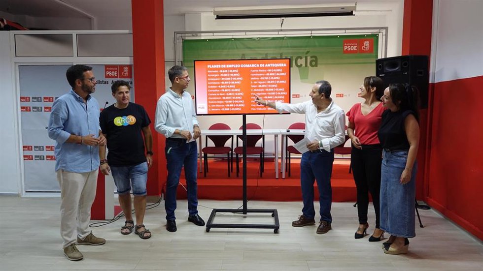 El parlamentario andaluz y portavoz socialista en el Ayuntamiento de Antequera, José Luis Ruiz Espejo; el miembro de la ejecutiva provincial y responsable de PSOE Málaga en la comarca, Cristóbal Fernández, y la edil del PSOE en Antequera, María J Gonzál