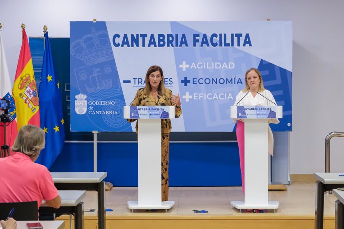 La presidenta de Cantabria, María José Sáenz de Buruaga, acompañada de la consejera de Presidencia, Justicia, Seguridad y Simplificación Administrativa, Isabel Urrutia, ha presentado el anteproyecto de ley de Simplificación Administrativa