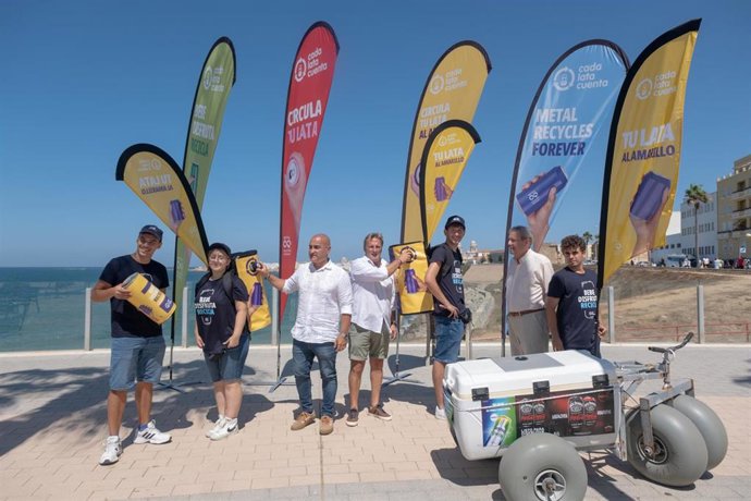 Presentación de la campaña 'Tu lata, al amarillo' en la playa de Santa María del Mar en Cádiz capital.