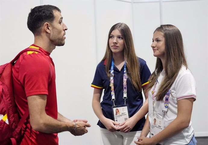 La Princesa Leonor y la Infanta Sofía con Álvaro Robles tras el partido tenis mesa durante los Juegos Olímpicos a 30 de Julio de 2024 en París (España).