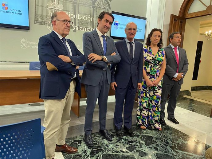 El consejero y el presidente de la Diputación, en el centro, antes de firmar el acuerdo para crear la comisión mixta.