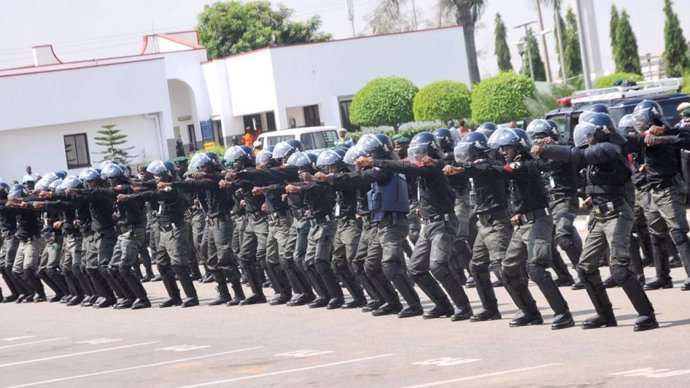 Maniobras de policías nigerianos