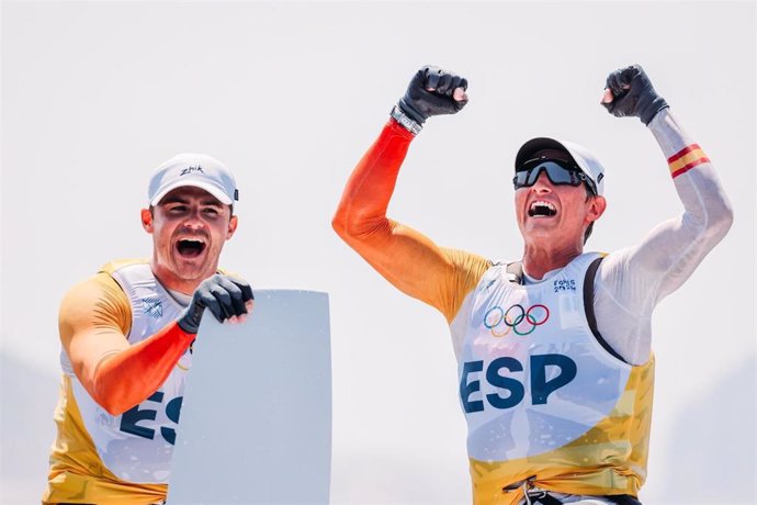 Los regatistas españoles Diego Botín y Florian Trittel, campeones olímpicos en la clase 49er de la vela en los Juegos de París en 2024.