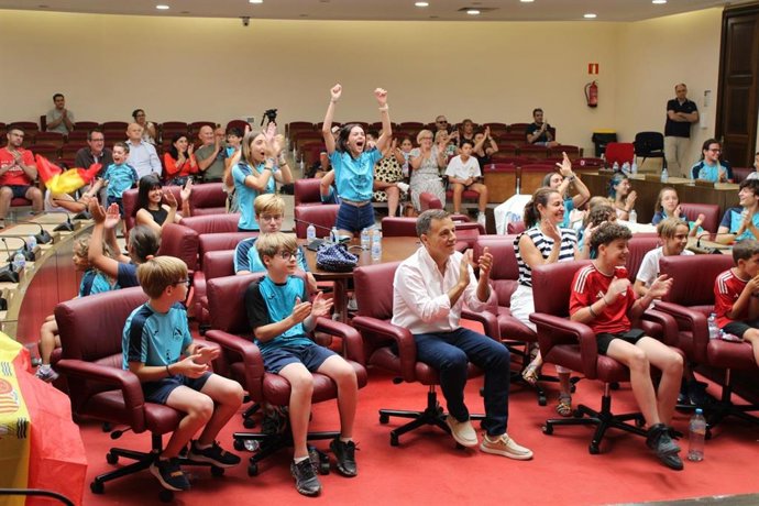El alcalde de Albacete, Manuel Serrano, sigue las pruebas olímpicas desde el Salón de Plenos del Ayuntamiento junto a miembros del Club Trampolín Albacete.