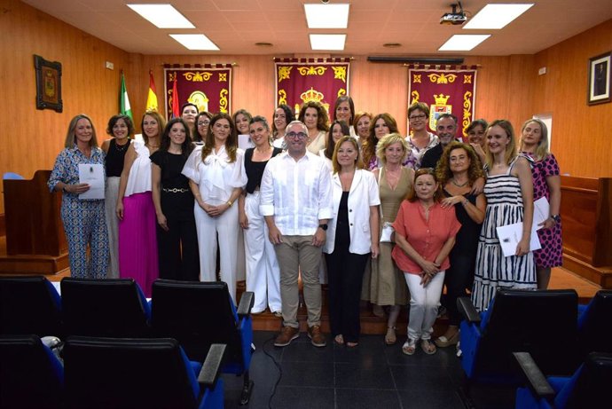 El alcalde palacigo, Juan Manuel Valle, y la delegada de Recursos Humanos, Rocío Lay, junto con los 20 nuevos trabajadores que han adquirido su condición de 'Personal laboral Fijo' en el marco del proceso de de estabilización de la plantilla.